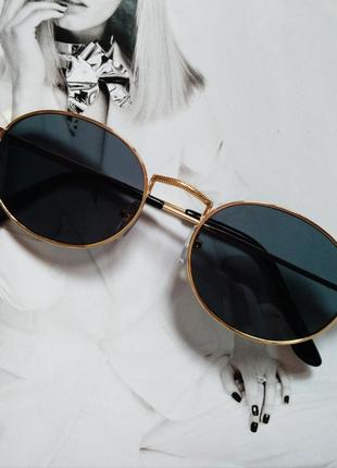 Солнцезащитные очки овальные с цветной линзой серый в золоте