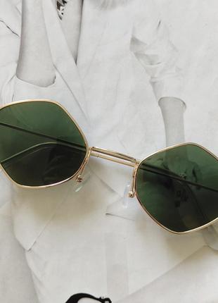 Солнцезащитные очки ромб с цветной линзой зеленый в золоте