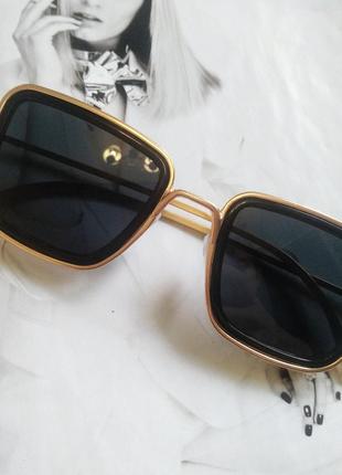Сонцезахисні стильні окуляри в металевій оправі Чорні в золоті