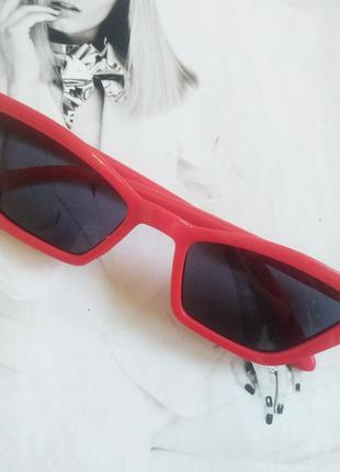 Стильные винтажные очки солнцезащитные с острыми углами красны...