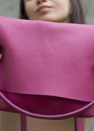 Яскрава рожева сумка з натуральної шкіри.