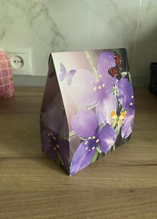 Небольшая лиловая подарочная коробка с цветамилиловая