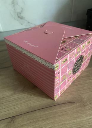 Картонна рожева подарункова коробка зі стрічкою