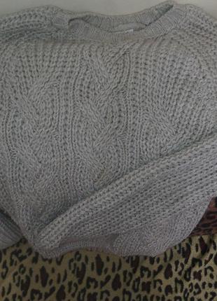 Теплый свитер бежевого цвета, средней вязки