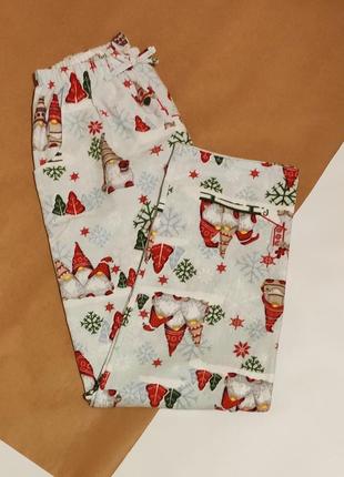 Пижамно-домашние штаны с карманами в новогодней расцветке с гн...