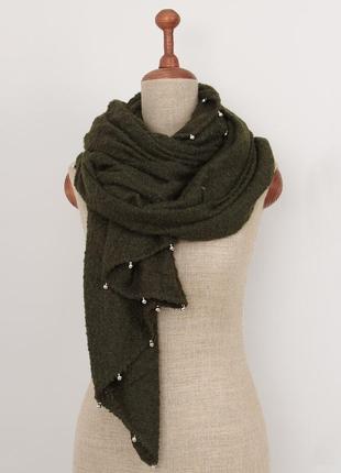 Зеленый теплый шарф с металлическими бусинами
