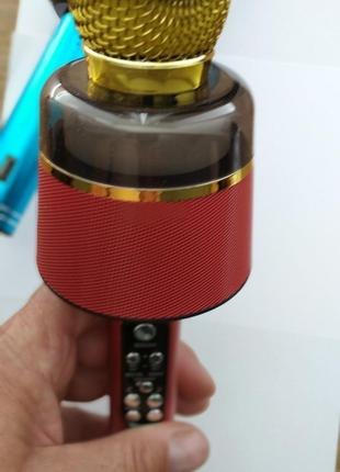 Беспроводной портативный микрофон для караоке .