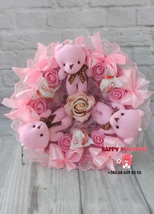 Розовый букет из плюшевых мишек и конфет рафаэлло подарок дочке