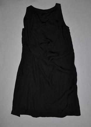 Черное платье без рукавов