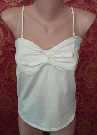 Белая футболка майка на брителях с узелком на груди