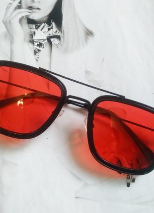 Солнцезащитные очки в металлической оправе Красный в черном