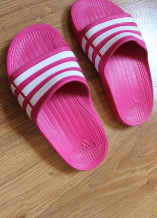 Ярко насыщенные летние розовые шлепанцы тапочки 20 см adidas