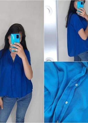 Блакитна блуза без рукавів