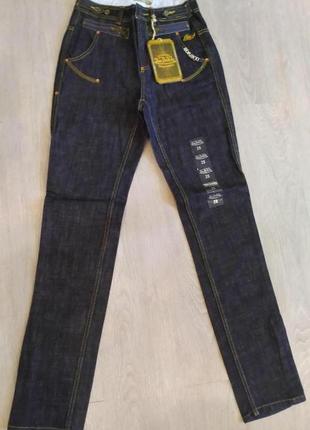 Оригинальные стильные джинсы  von dutch.  размер 28