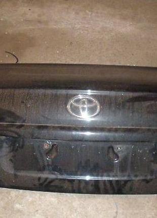 Кришка багажника дефект Toyota Avensis