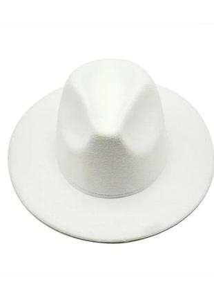 Стильная фетровая шляпа федора белая