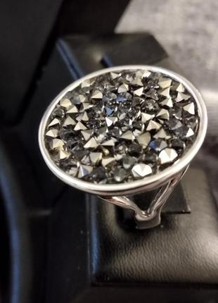 Кольцо с кристаллами сваровски,17размер
