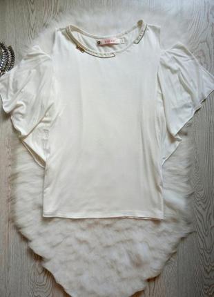 Натуральная нарядная белая футболка с воланами и открытыми пле...