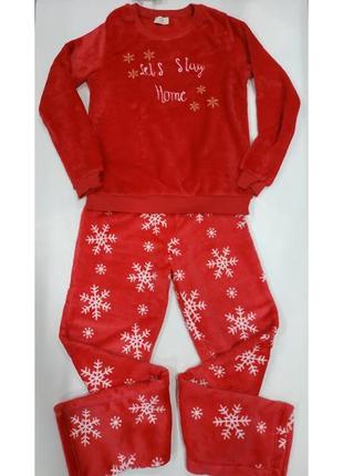 Тёплая мягкая пижамка красного цвета со снежинками размер с. 44