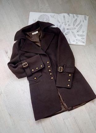 Пальто коричневое короткое с металличискими пуговицами интерес...