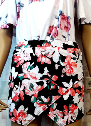 Трендовые шорты-юбка в цветы на высокой посадке от  boohoo