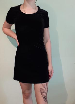 Маленькое черное велюровое платье