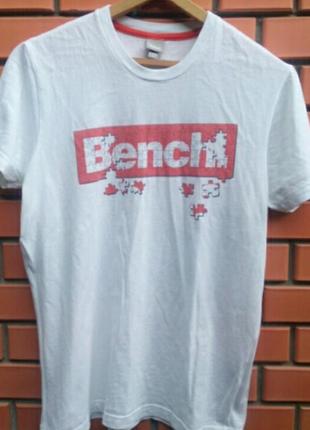 Футболка белого цвета с большим логотипом от бренда bench