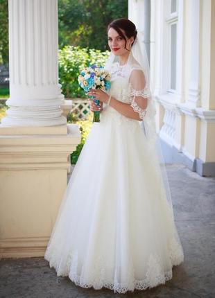 Красива весільна сукня кольору ivory оздоблена мереживом