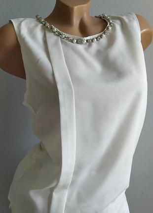 Блуза с ожерельем из камней и жемчуга