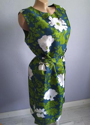 Сукня міді з квітковим принтом.