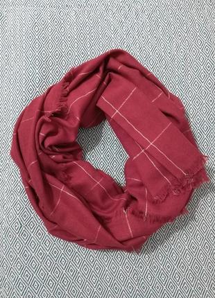 Червоний шарф-палантин із золотистими смужками