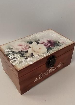 Дерев'яна скринька з трояндами