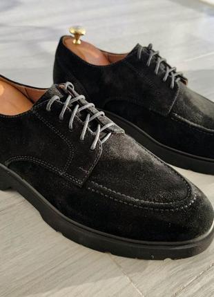 Чоловічі туфлі чорного кольору з натурального замшу