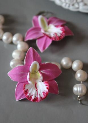 Яркие серьги орхидеи ручной  работы в цвете фуксия