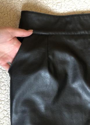 Стильная чёрная юбка кожзам ниже колена