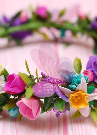 Вінок віночок з квітами та шифоновими метеликами
