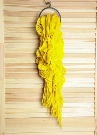 Яркий шарф жатка жёлтый
