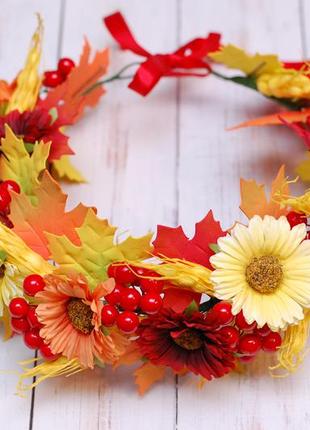 Осенний венок веночек с листьями, цветами, колосками и калиной