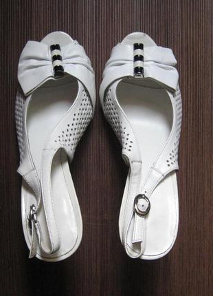 Новые белые босоножки на каблуке carlabei 36р