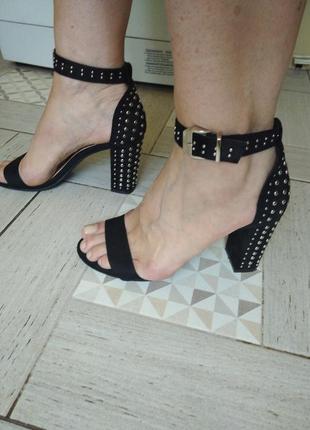 Шикарные удобные босоножки с выбитым каблуком la moda на 39р