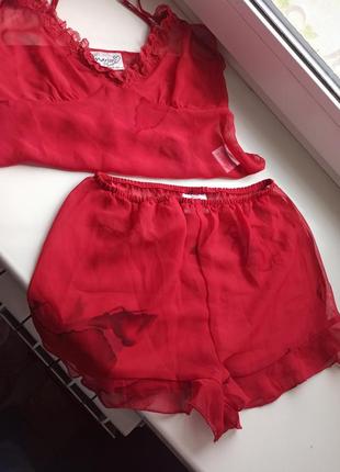 Красивый красный спальный комплект пижама