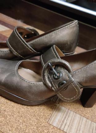 Кожаные туфли бронзовые clarks на каблуке 37