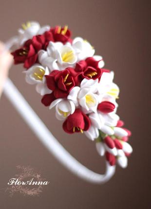 Крано-білий ободок для волосся ручної роботи з квітами фрезії