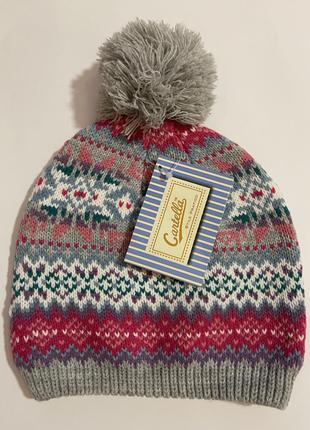 Дуже гарна і стильна брендовий в'язана шапка в візерунках.