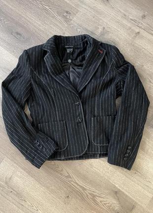 Шерстяной чёрный пиджак в полоску со вставкой с капюшоном р с-м