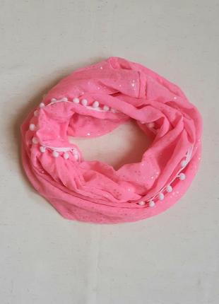 Ярко розовый полупрозрачный с помпончиками шарф снуд с серебря...