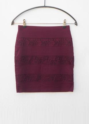 Трикотажная мини юбка с кружевом цвета марсала