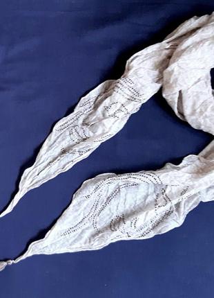 Белая полупрозрачная косынка шарф с кисточками орнаментом и па...
