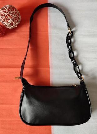 Компактная черная сумочка с цепочкой