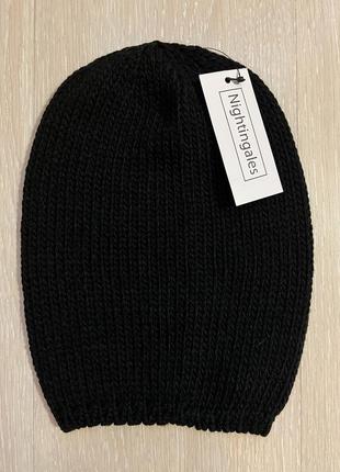 Очень красивая и стильная вязаная шапка чёрного цвета.